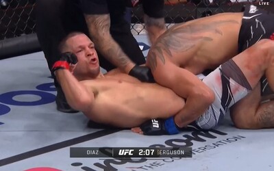 Bitva legend UFC: Nate Diaz uškrtil veterána Tonyho Fergusona a oznámil, že chce ovládnout další sport