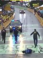 Bizár na Tour de France: Ochranka musela zhodiť muža z bicykla. Vbehol na trať tesne pred cieľom