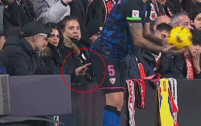 Bizár počas futbalového zápasu: fanúšik na tribúne strčil hráčovi Sevilly prst do zadku