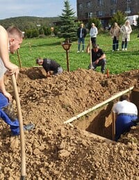 Bizár v Lučenci: Chlapi popri ľudovkách súťažili v kopaní hrobov a pohrebáci ukazovali luxusné pohrebné autá (Reportáž)