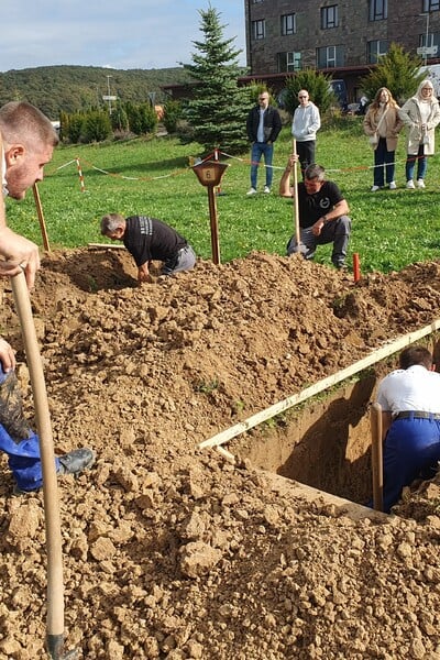 Bizár v Lučenci: Chlapi popri ľuďovkách súťažili v kopaní hrobov a pohrebáci ukazovali luxusné pohrebné autá (Reportáž)