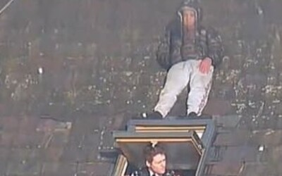 Bizarná hra na schovávačku: muž z Anglicka sa snažil skryť na streche počas drogovej razie