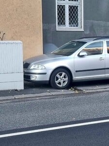 Bizarne zaparkované auto baví Bratislavčanov. Stojí tam už niekoľko mesiacov