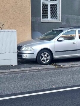 Bizarne zaparkované auto baví Bratislavčanov. Stojí tam už niekoľko mesiacov
