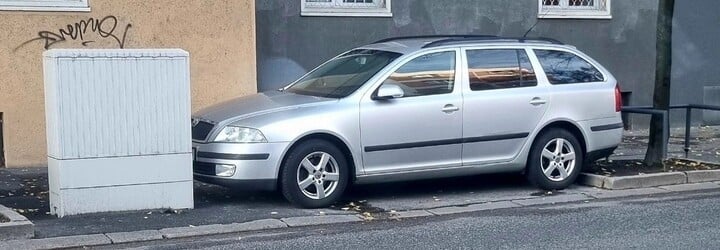 Bizarne zaparkované auto baví Bratislavčanov. Stojí tam už niekoľko mesiacov
