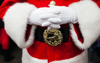 Bizarní autonehoda v Německu. Opilý Santa Claus naboural do domu, dárky naštěstí nezničil