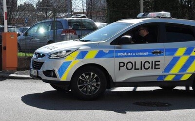 Bizarní případ z Brna: Opilý muž házel kusy ledu a slupku od banánu z okna, vadilo mu auto na chodníku