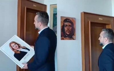 Blaha v parlamente odstránil portrét prezidentky. Nahradil ju Che Guevarom