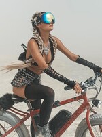 Bláznivé módní kreace, polonahá těla a cyklistické prvky. Jaké outfity přinesl festival Burning Man 2019?