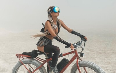 Bláznivé módní kreace, polonahá těla a cyklistické prvky. Jaké outfity přinesl festival Burning Man 2019?