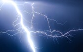 Blesk zasáhl chlapce v Opavě při fotbalovém tréninku. Záchranáři ho museli oživovat