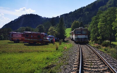 Blízko Žiliny sa zrazil vlak s osobným autom. Tlačil ho 150 metrov, dvaja ľudia zomreli