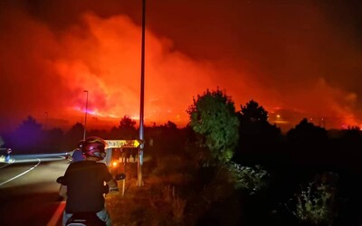 Blízko populárnej dovolenkovej destinácie v Chorvátsku vypukli veľké lesné požiare