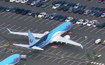 Boeing odparkoval 40metrové letadlo na parkoviště pro zaměstnance. Došla jim kapacita na skladování
