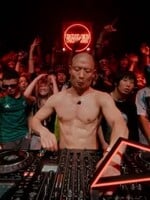 Boiler Room slaví 15 let! Nabij se desítkou ikonických DJ setů plných euforie, cringe a potu