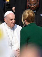 Čekali jsme na papeže Františka na letišti v Bratislavě. Přivítala ho i prezidentka, nabídli mu chléb a sůl
