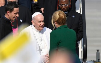 Čekali jsme na papeže Františka na letišti v Bratislavě. Přivítala ho i prezidentka, nabídli mu chléb a sůl