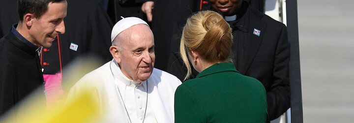 Boli sme čakať pápeža Františka na letisku: privítala ho aj prezidentka, ponúkli mu chlieb a soľ