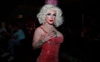 Boli sme na Drag show v Nových Zámkoch: Zabávali sa na nej aj seniorky, pri odchode z podniku na nás ľudia nepríjemne zazerali