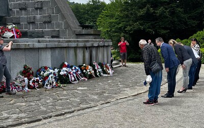 Boli sme na akcii Smeru pri duklianskom pamätníku: Pán si kvôli Blahovi zobral dovolenku, z tohto nás doslova zamrazilo (Reportáž)