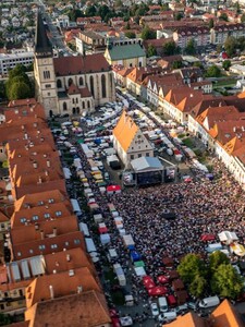 Boli sme na bardejovskom jarmoku: pani dala za kožuch s pachom klobásy 700 eur, do noci predávali aj malé deti