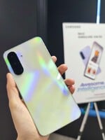 Boli sme na predstavení troch nových Samsung telefónov. Majú vylepšené foťáky, kreatívne AI funkcie a dlhú výdrž batérie (FOTO)