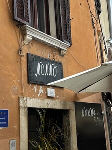 Boli sme v najhoršie hodnotenej reštaurácii v Chorvátsku. Obsluha smrdela od cigariet, doniesli nám surovú pizzu a vodu za 6,50 €