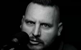Bombica preverujú, možno porušil podmienky súdu. Miroslava Suju nazval „steroidovou ogrcanou topinkou“