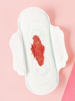 Boříme tabu: Sex během menstruace je vzrušující a sexy. Poradíme ti, jak na něj 
