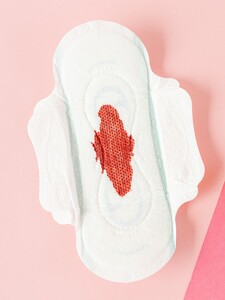 Boříme tabu: Sex během menstruace je vzrušující a sexy. Poradíme ti, jak na něj 