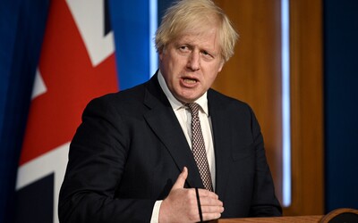 Boris Johnson by měl zůstat premiérem do podzimu, dnes odstoupí jako předseda strany (Aktualizováno)