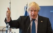 Boris Johnson chcel v čase pandémie zaútočiť na sklad v Holandsku. Na nafukovacích člnoch chcel ukradnúť vakcíny