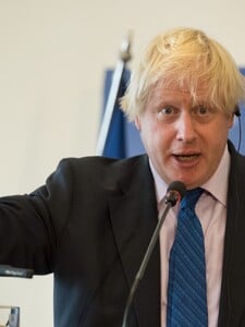 Boris Johnson chcel v čase pandémie zaútočiť na sklad v Holandsku. Na nafukovacích člnoch chcel ukradnúť vakcíny