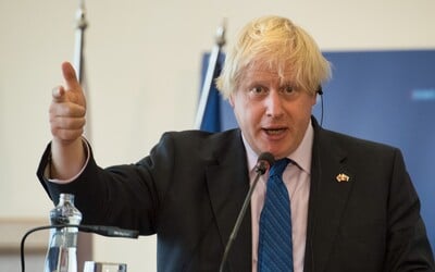 Boris Johnson chcel v čase pandémie zaútočiť na sklad v Holandsku. Na nafukovacích člnoch chcel ukradnúť vakcíny