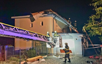 Bouřky v Česku napáchaly škody. Vítr poškodil střechy, bez proudu bylo přes 30 tisíc lidí