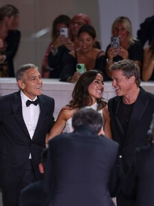 Brad Pitt a George Clooney ovládli filmový festival v Benátkach. Na červenom koberci poprvýkrát odhalil novú frajerku