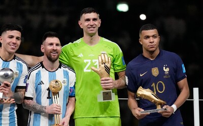 Brankár Argentíny Martínez s trofejou Zlatej rukavice imitoval svoje prirodzenie. Výsmešné gesto zachytili kamery 