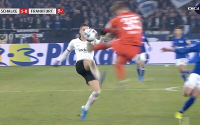 Brankár Schalke 04 predviedol zákrok ako z kung-fu. Rozhodca mu okamžite udelil červenú kartu