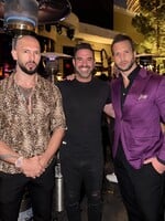 Brat Andrewa Tatea vlastní firmu v Košiciach. Nachádza sa v hrdzavej garáži a má nedoplatky voči štátu