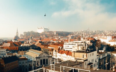 Bratislava čaká na turistov. Mesto sa pripomína videom plným umenia, nádherných miest, ale aj prázdnych ulíc