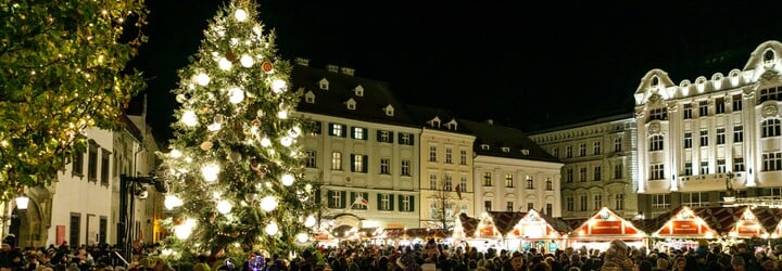 Bratislava čoskoro zaháji vianočnú sezónu. Na Hlavnom námestí dnes postavia vianočný stromček