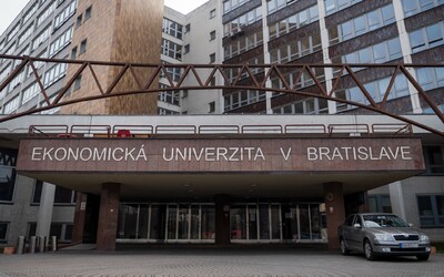 Bratislavská univerzita nadpriemerným študentom vyplatila prvé 3 000-eurové štipendium. Takéto podmienky museli splniť