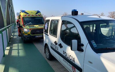 Bratislavskí mestskí policajti zabránili žene skočiť z mosta. Chcela si siahnuť na život