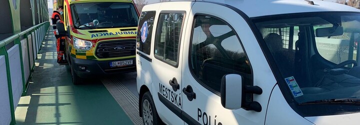 Bratislavští policisté zabránili ženě skočit z mostu. Chtěla si sáhnout na život