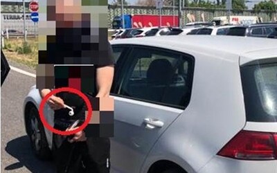 Bratislavskí policajti zastavili zdrogovaného vodiča. Počas kontroly im pózoval so šlukovkou v ruke