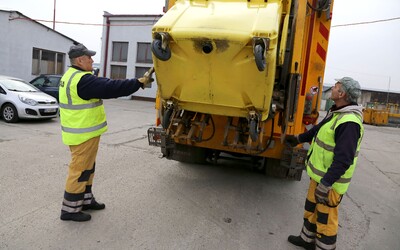 Bratislavskí smetiari zarábajú takmer 1 400 €: Niektorí na nás pokrikujú z áut a nadávajú nám, no stále nevedia poriadne triediť