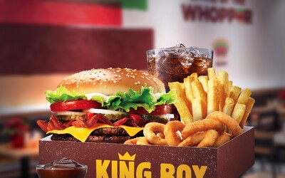 Bratislavský Burger King oznámil obrie menu. V gigantickej porcii nájdeš dva druhy burgrov, hranolky, nápoj a aj cibuľové krúžky