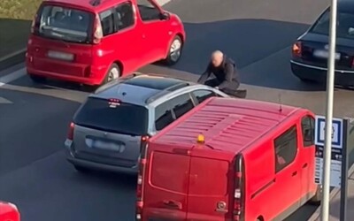Bratislavský incident ako z GTA má dohru. Muž, ktorý vyliezol na kapotu a trhal stierače, má na krku viacero trestných činov