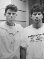 Bratři Menendezovi se možná dostanou na svobodu. Soud jim zmírnil trest