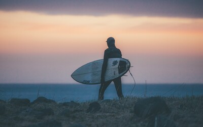 Bratři z Beskyd ti ukáží, že jde lyžovat a surfovat na jednom místě. Nenech si ujít unikátní dokument Between Fjords